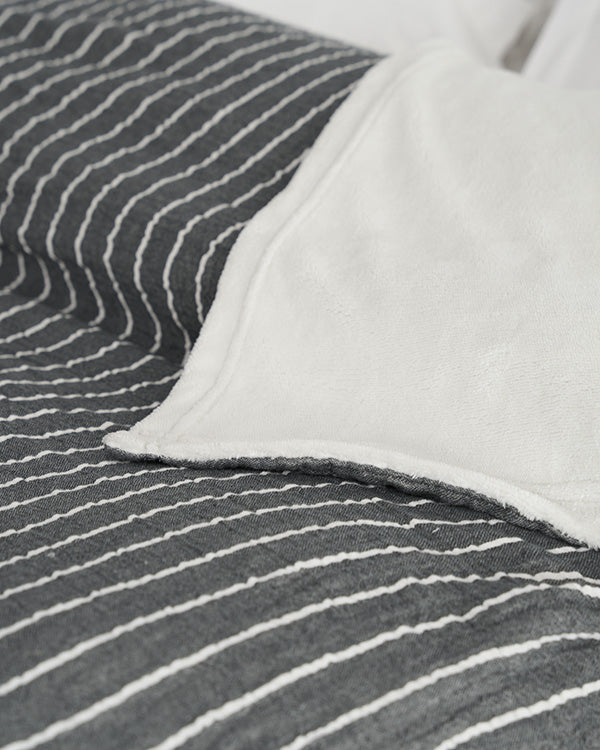 Dreamy Stripe Plush Blanket – Black