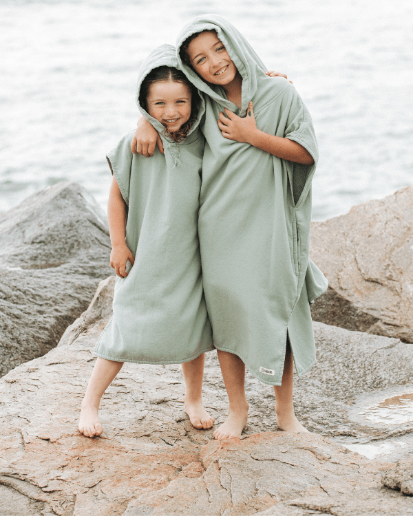 Terra Hooded Poncho Youth – Sage