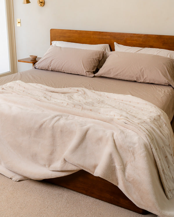 Cozy Texture Plush Blanket – Beige