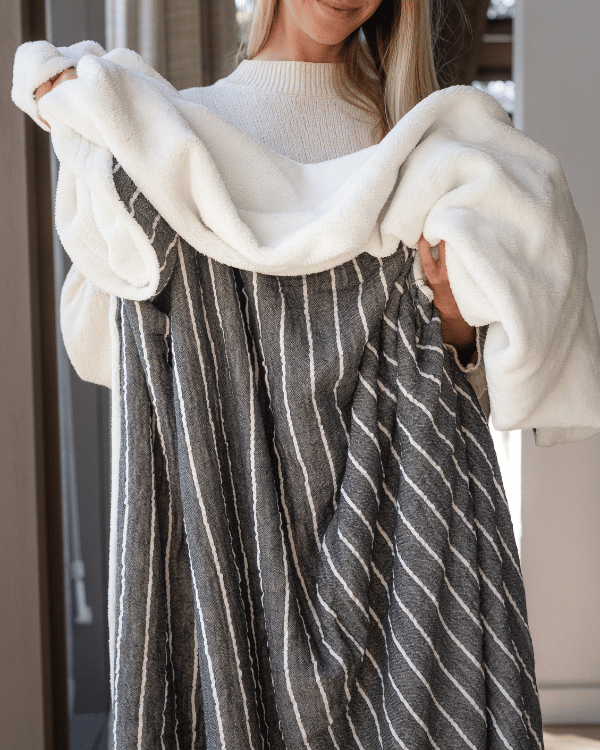Dreamy Stripe Plush Blanket – Black